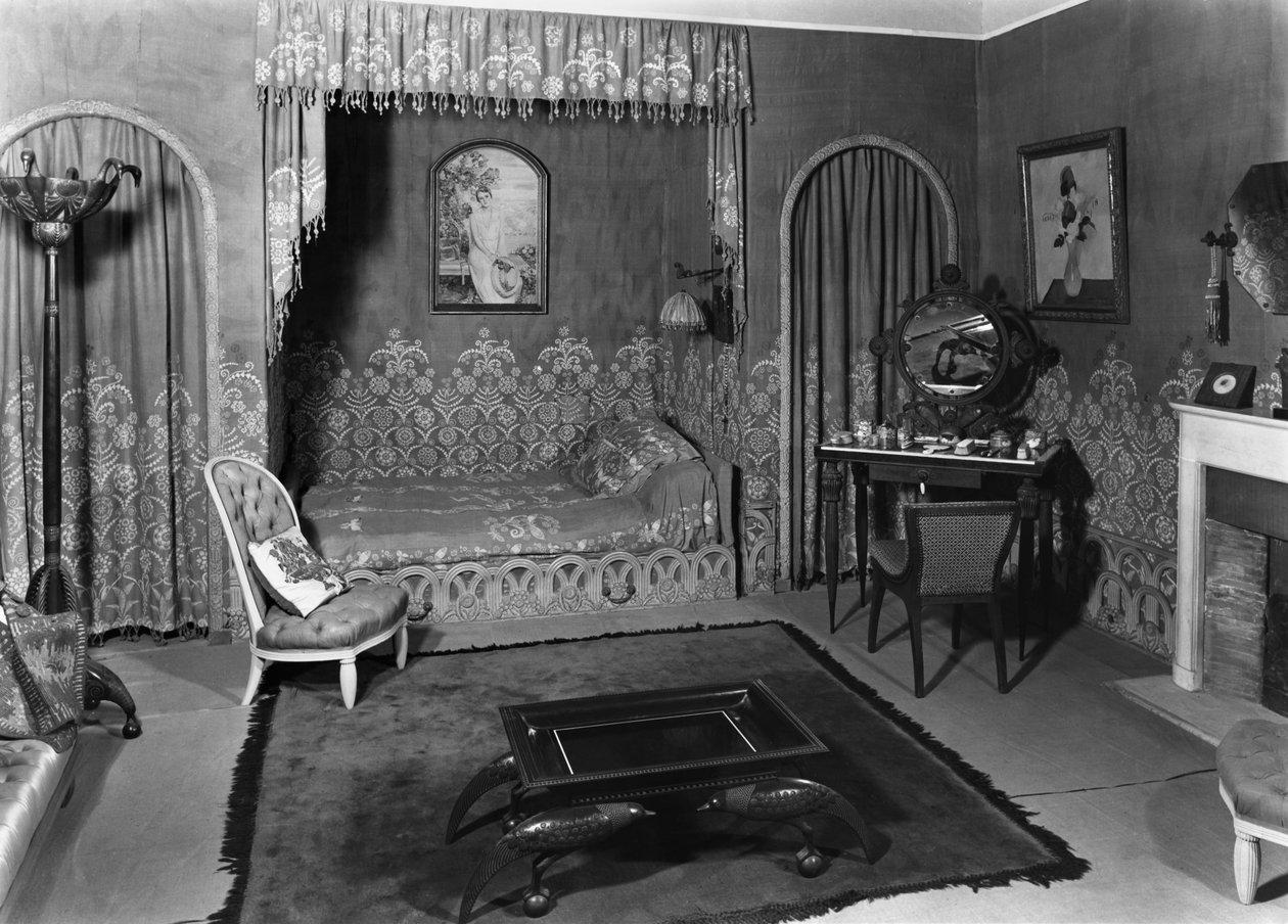 Sovrum som tillhör Jeanne Lanvin (1867-1946) ca 1920-25 av Armand Albert Rateau