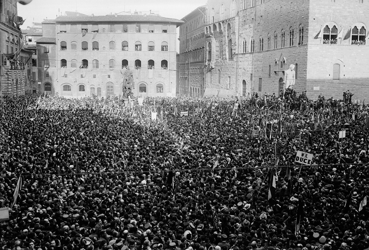 Folkmassa samlades på Piazza Signoria med anledning av Hitlers och Mussolinis besök i Florens, 05/1938 (s/v foto) av Armando Bruni