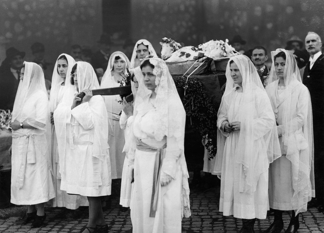 Påskriter: välsignelse av lammen i Sant Agnese fuori le Mura, Rom, ca 1940-46 (silvertryck av gelatin) av Armando Bruni