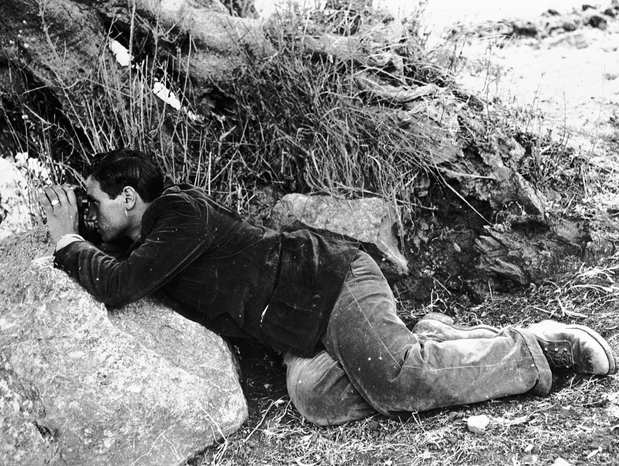 Salvatore Giuliano gömmer sig i underbuskarna, 1937 av Armando Bruni