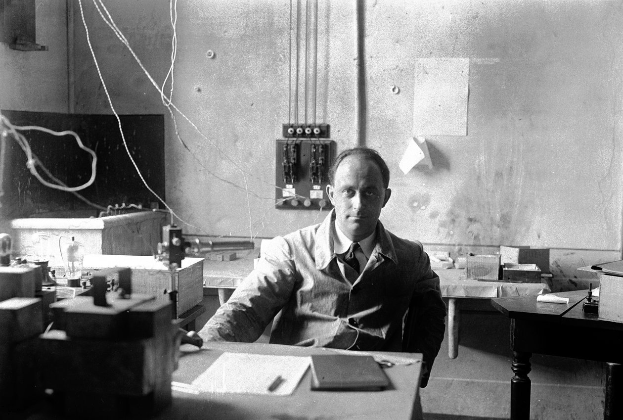 Den italienske fysikern Enrico Fermi (1901-1954 Nobelpriset i fysik 1938) i laboratoriet (s/v foto) av Armando Bruni