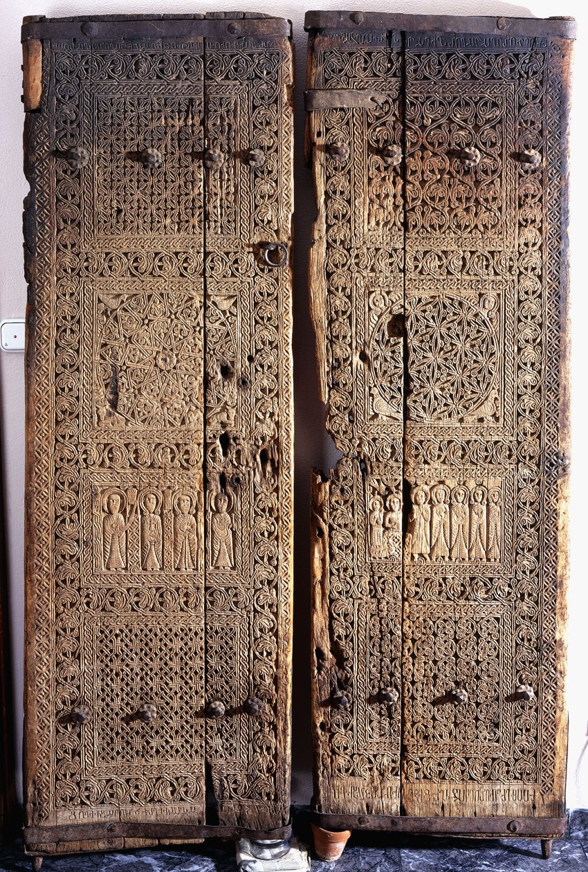 Ett par snidade armeniska valnötsdörrar, föreställande Kristus med sex apostlar och heliga, 1312 av Armenian School