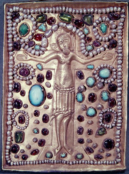 Relikvieomslag av en bibel föreställande Kristus på korset (förgyllt silver med pärlor och ädelstenar) av Armenian School