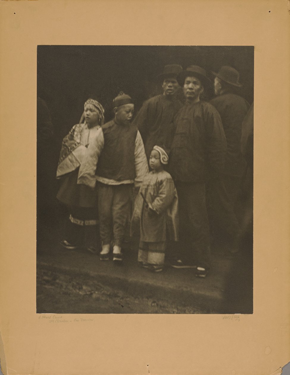 En blandad skara, Old Chinatown - San Francisco av Arnold Genthe