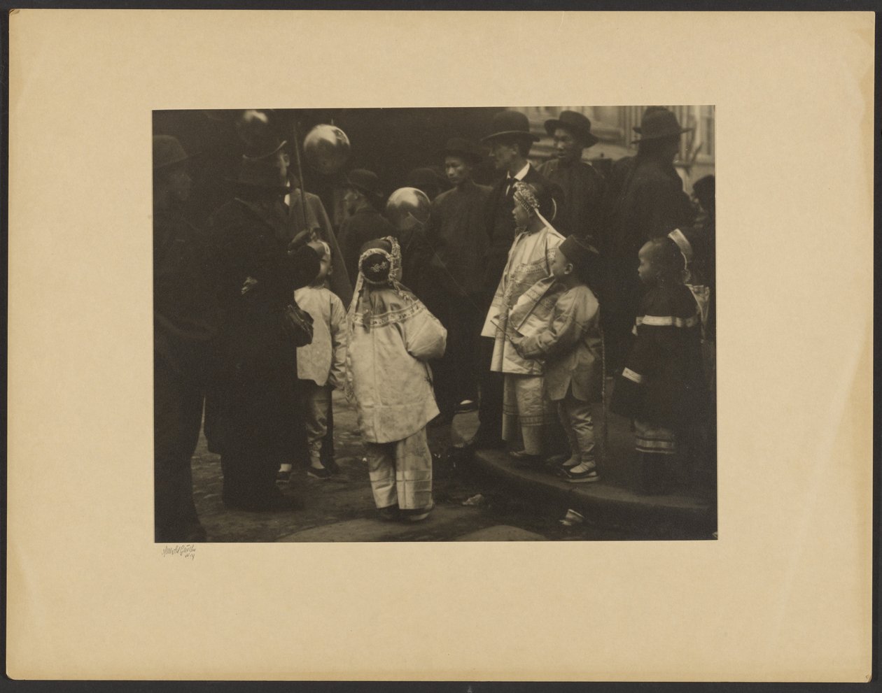 [Parade, Chinatown] av Arnold Genthe