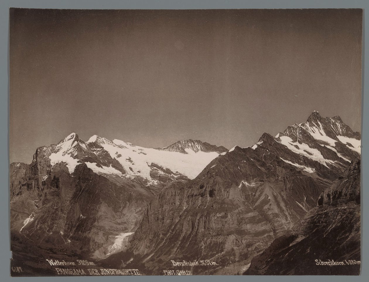Utsikt över Wetterhorn, Berglistock och Schreckhorn i Bernalperna Panorama över Jungfraukette (serietitel på objekt) av Arthur Gabler