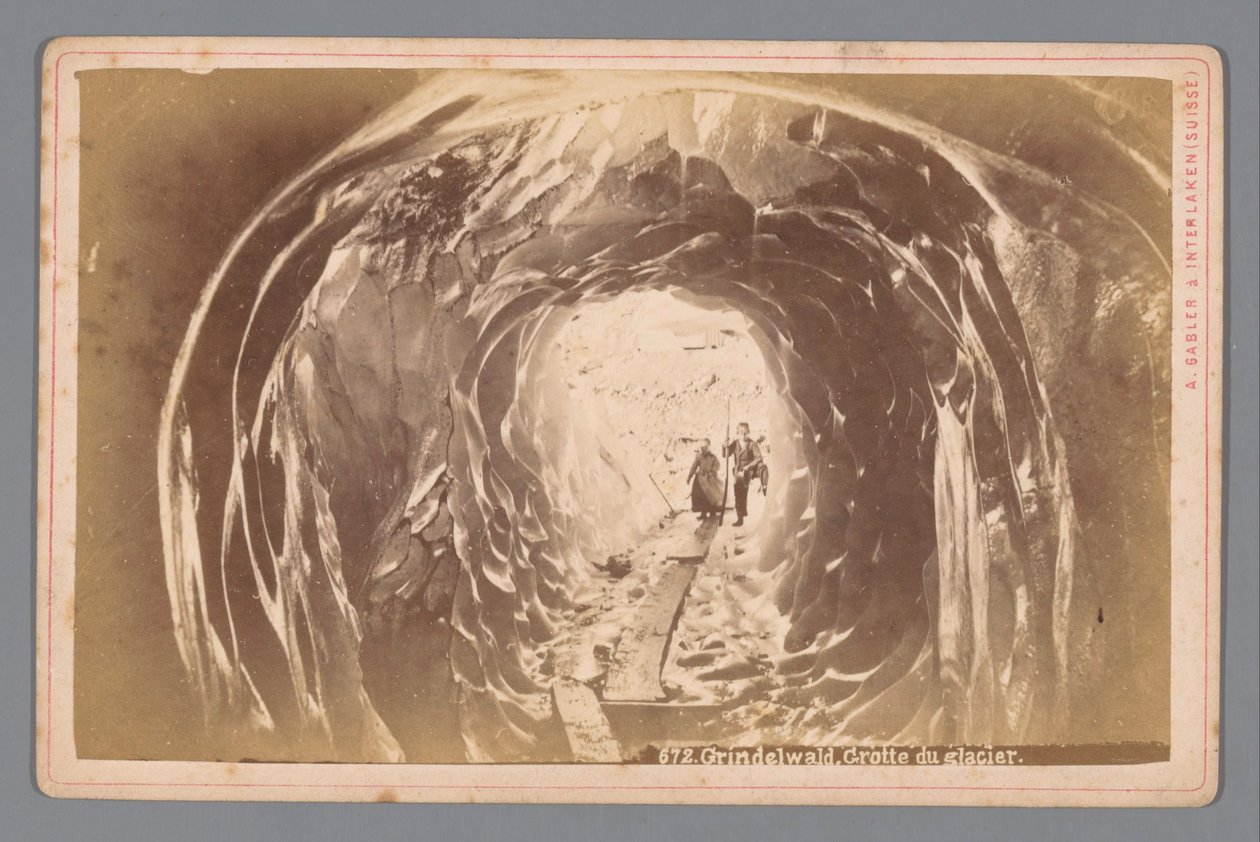 Människor i en grotta på Grindelwaldglaciären i Schweiz Grindelwald. Cave of the Glacier (titel på objekt) av Arthur Gabler