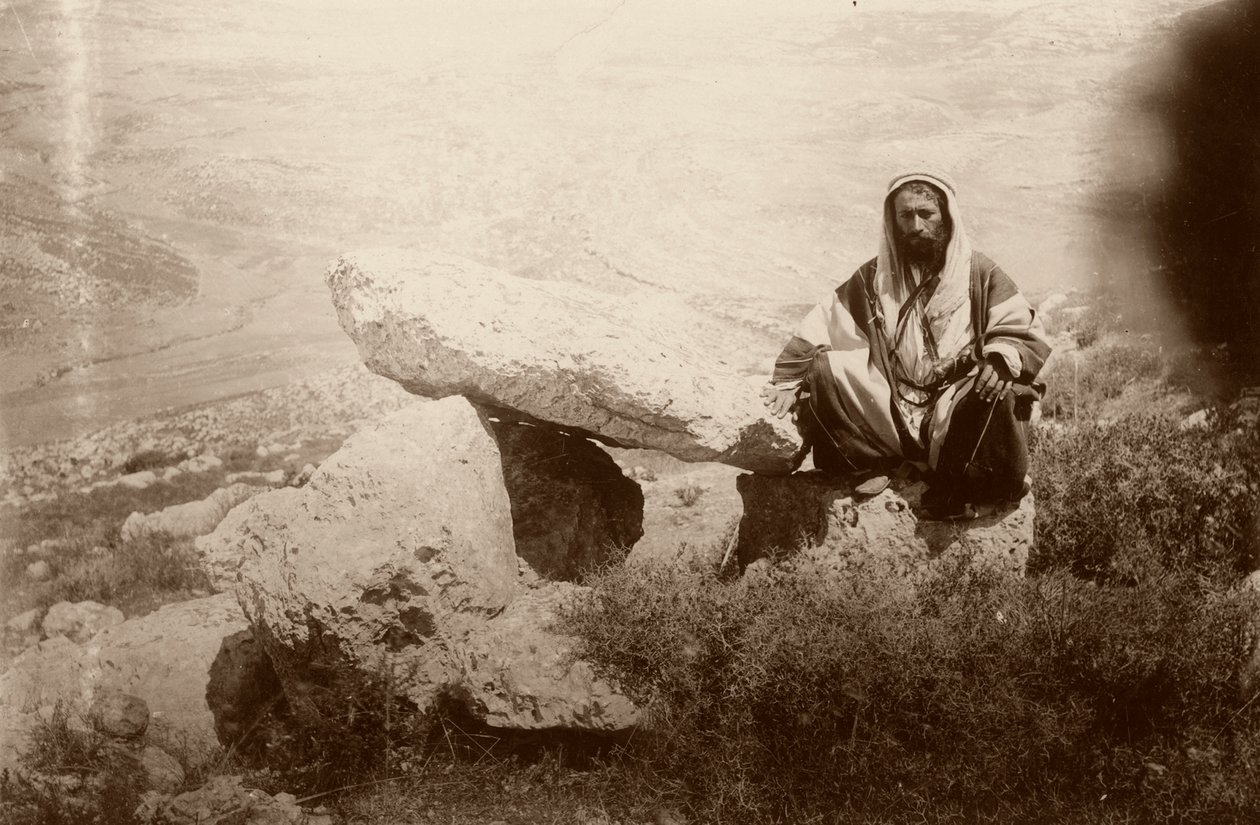 Dolmen och en man, väster om Hesban (Heshban), 1881 av Arthur M. Mantell