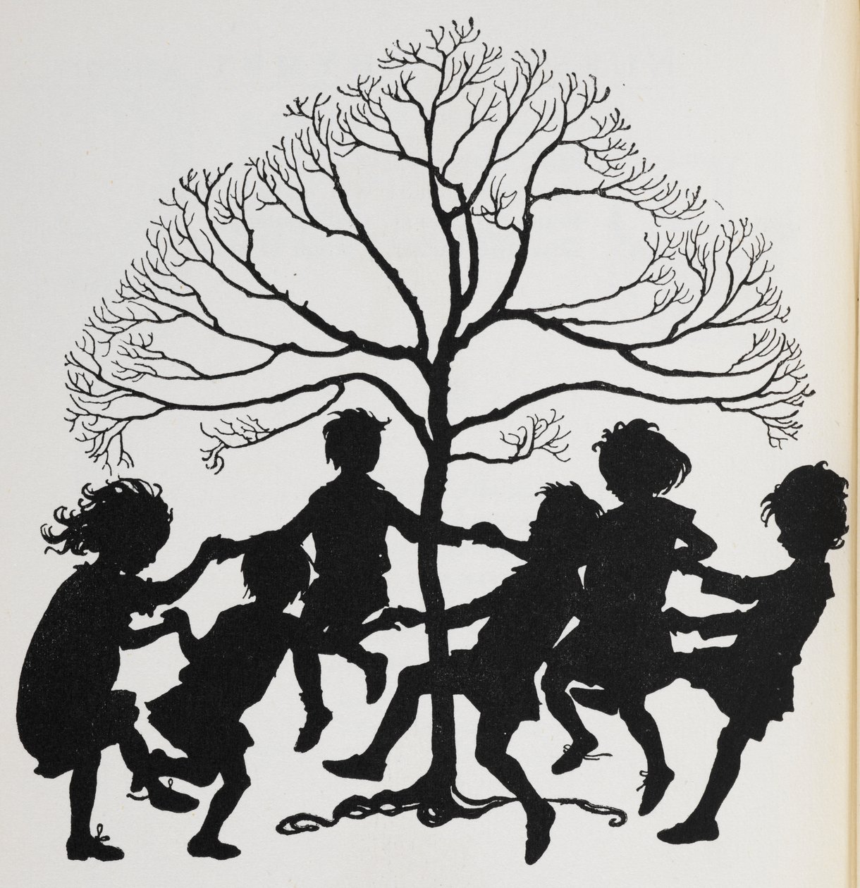 Siluett av barn som dansar runt ett träd. av Arthur Rackham