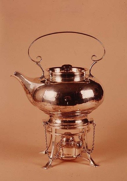 Vattenkokare och spritbrännare, tillverkad av Birmingham Guild of Handicraft, ca 1905-10 (försilvrad koppar) av Arthur Stansfield Dixon