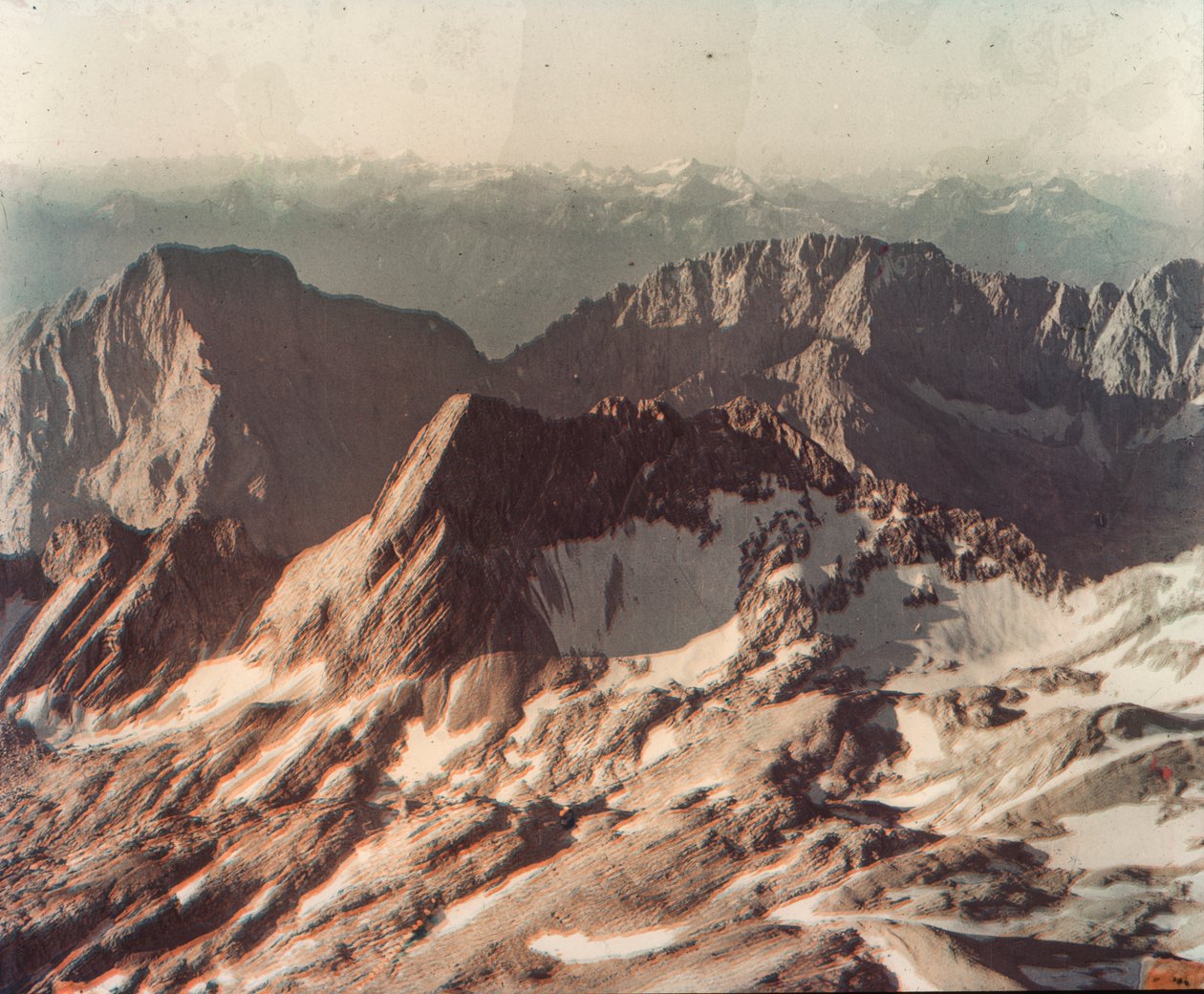 Flygfoto av alpina berg fotograferade på glasplåt med hjälp av tidiga Uvach... av Arthur Traube