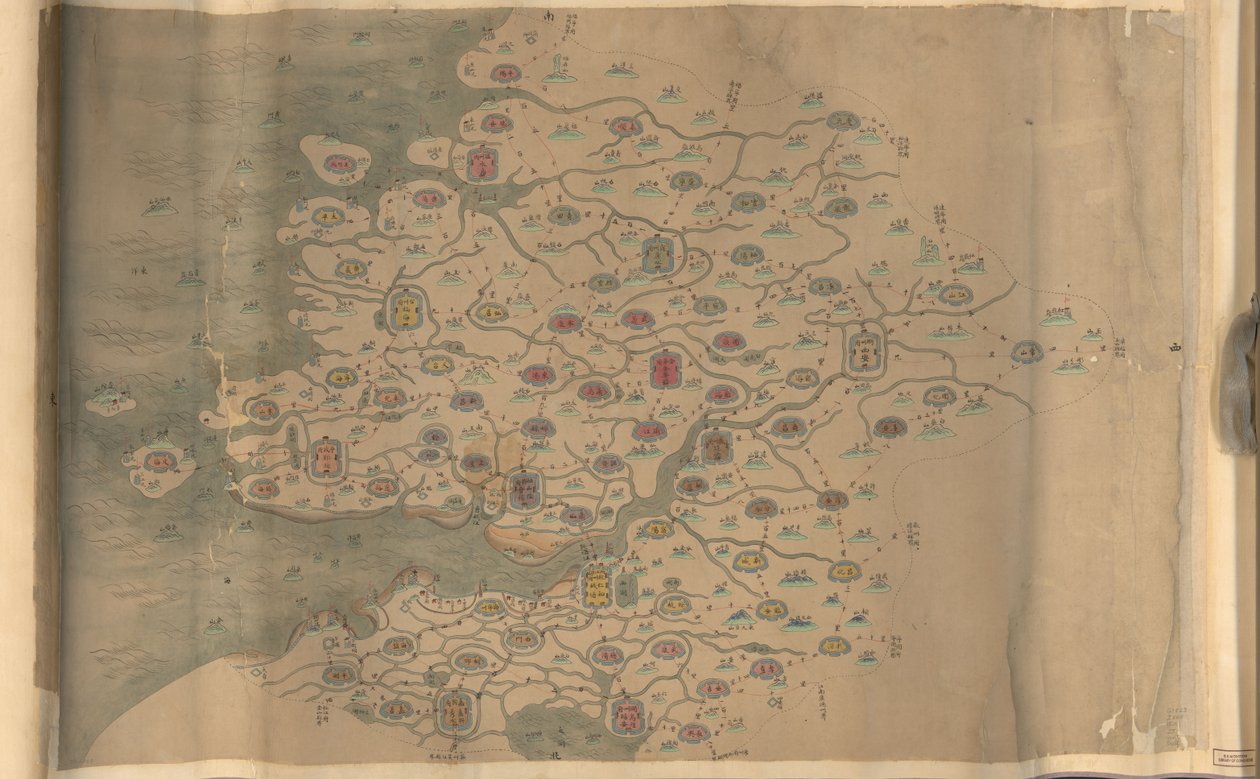 850 000. levereras. Orienterad med norr till botten. Relief visad bildmässigt. Bildkarta. Penna-och-bläck och akvarell. Visar berg, kustlinje, öar och vägar i Zhejiang-provinsen. Hummel köp 1930, nr. 35. Finns även via biblioteket av Arthur W. Hummel