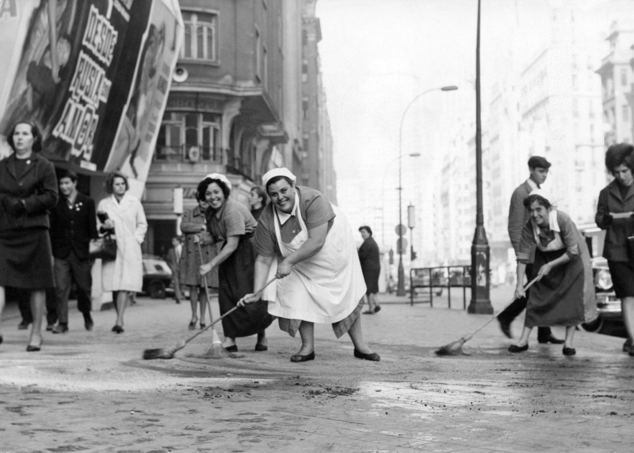 Comadres städar Gran Via-gatan, deltar i informations- och turismministeriets uppmaning och dess kampanj för att "hålla staden ren"," och hjälper de offentliga tjänsterna av Artist Unknown