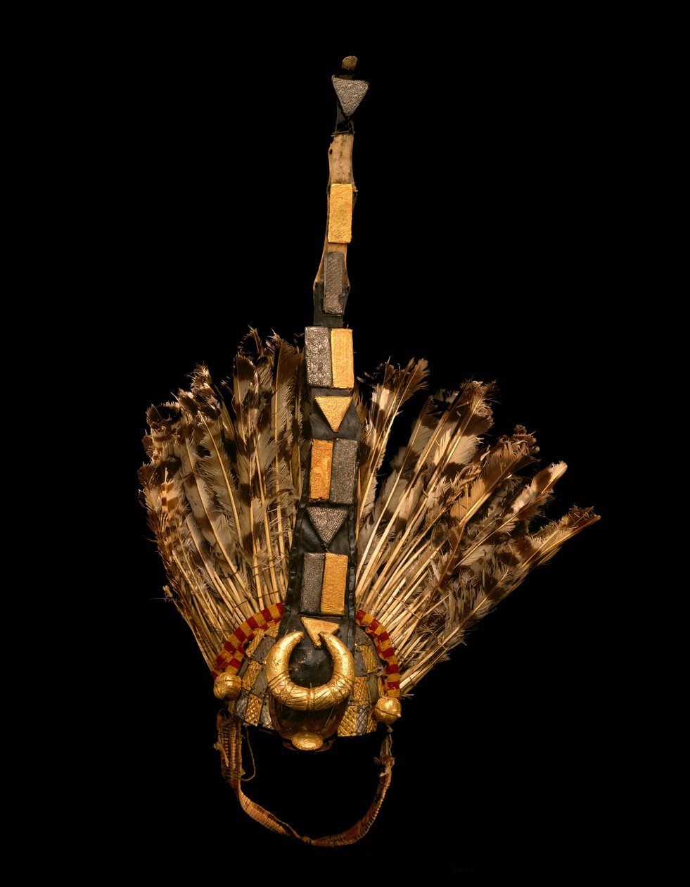 Chief Sword Bearers Headdress, Ghana, ca 1825 (plåt, plåt, tyg, fjädrar, läder, trä och metallhäftklamrar) av Asante Culture