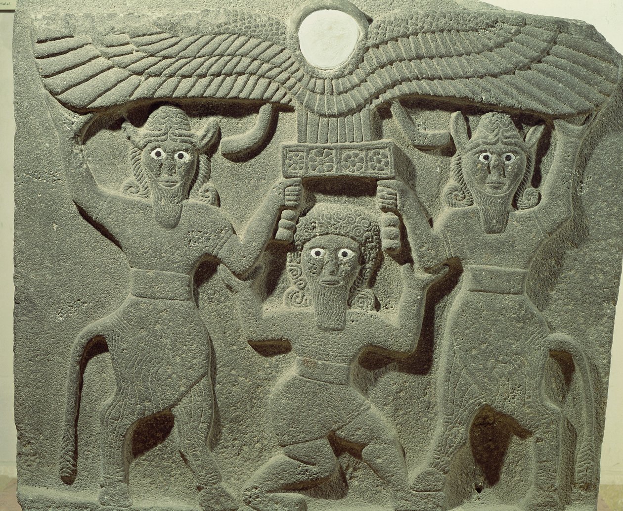 Relief som visar Gilgamesh mellan två tjurmän som stöder en bevingad solskiva, från Tell-Halaf, Syrien av Assyrian