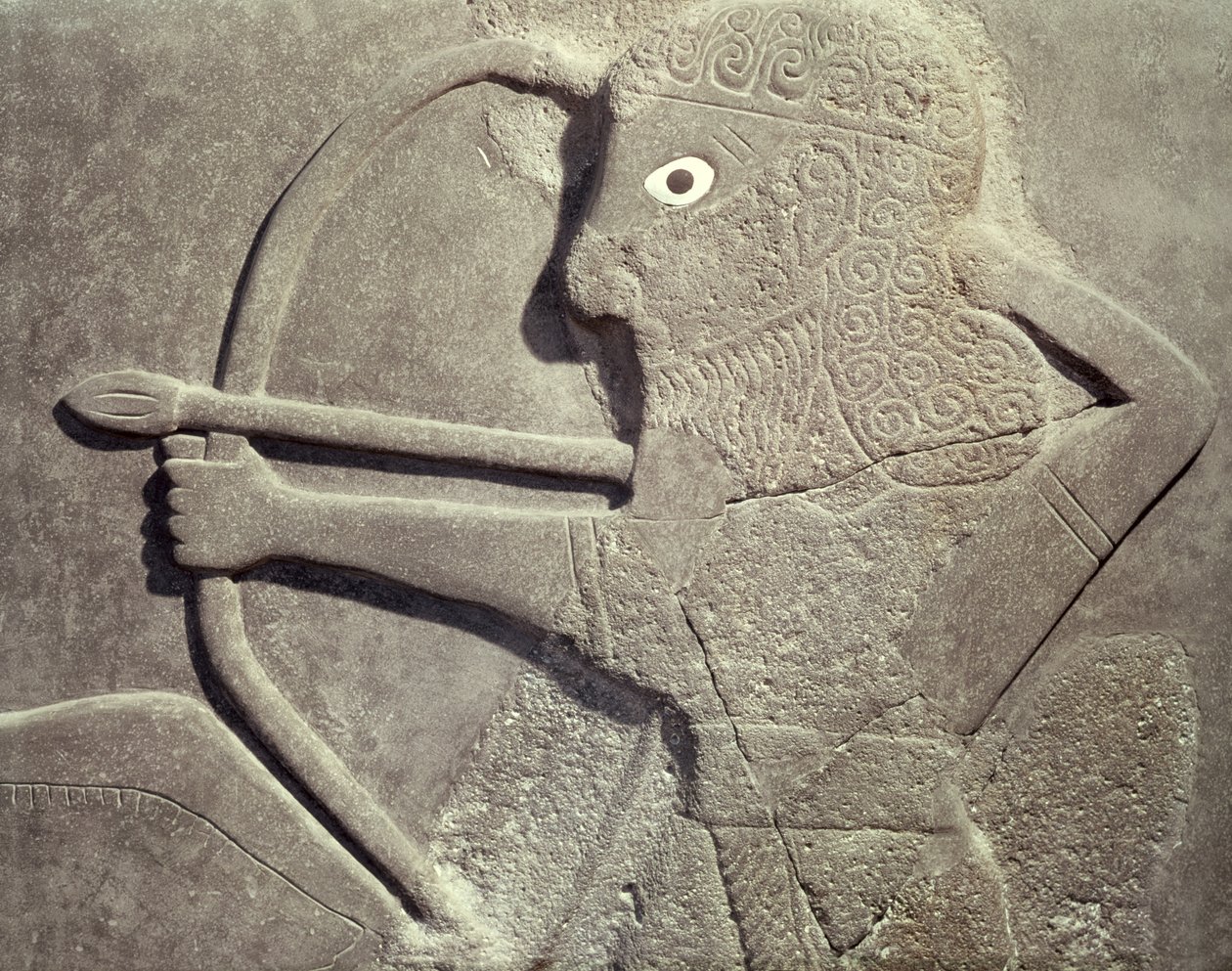 Relief föreställande en jägare, från Tell-Halaf, Syrien (basalt) (detalj) av Assyrian