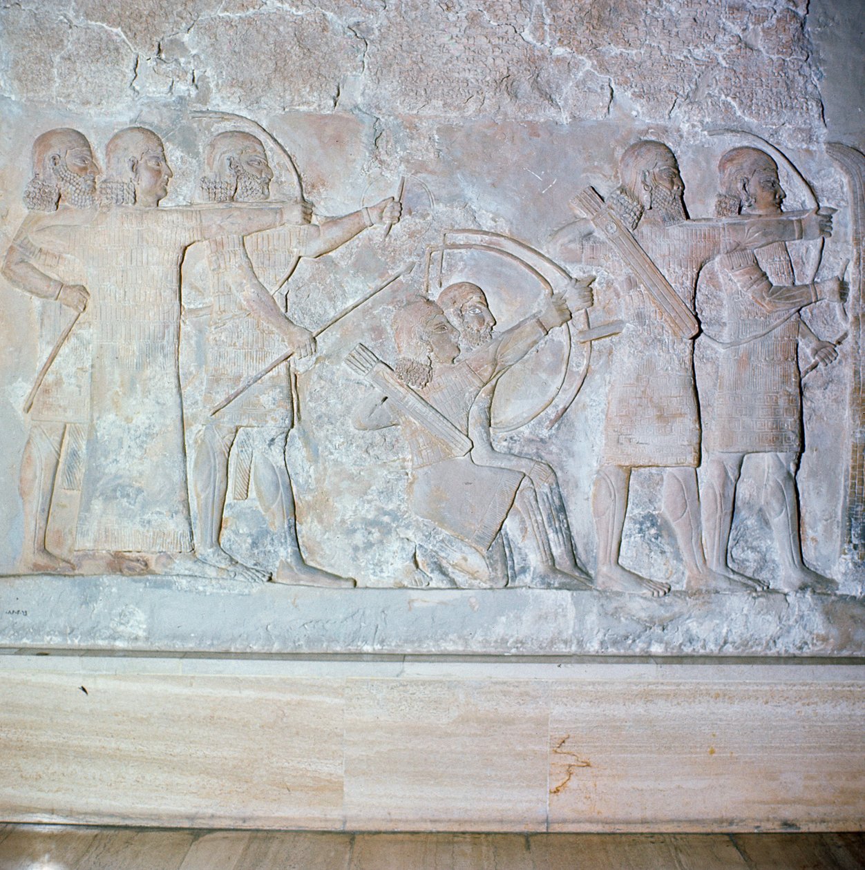 Relief föreställande bågskyttar, från Palace of Sargon II i Khorsabad, Irak av Assyrian
