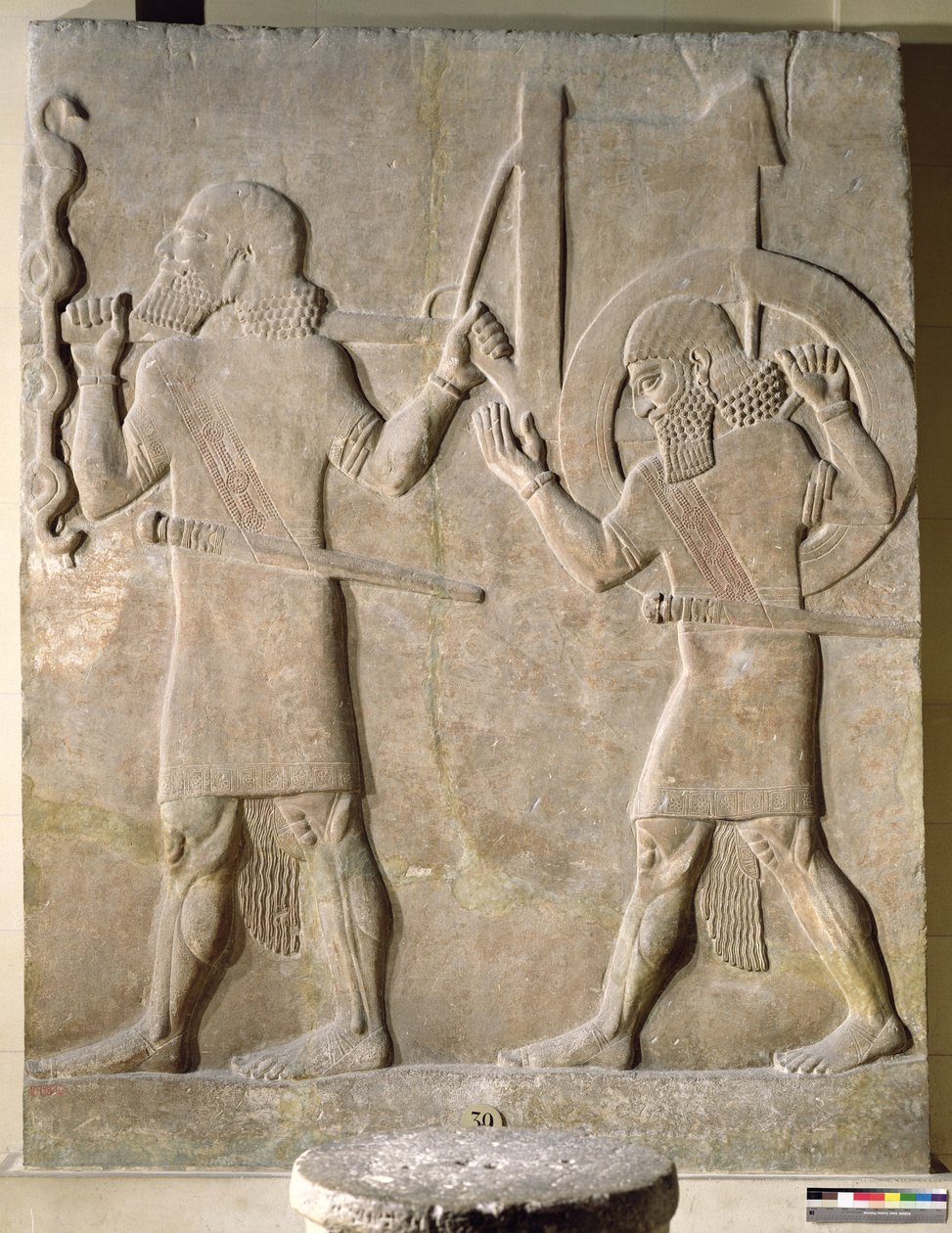Relief föreställande två soldater som bär kungens krigsvagn, från Palace of Sargon II, Khorsabad, Irak (gips) av Assyrian