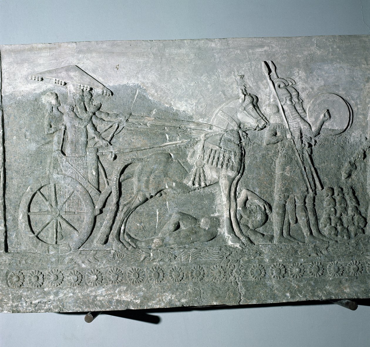 Sargon II (721-705 f.Kr.) på en stridsvagn, från Sargon II:s palats i Khorsabad i Irak. av Assyrian