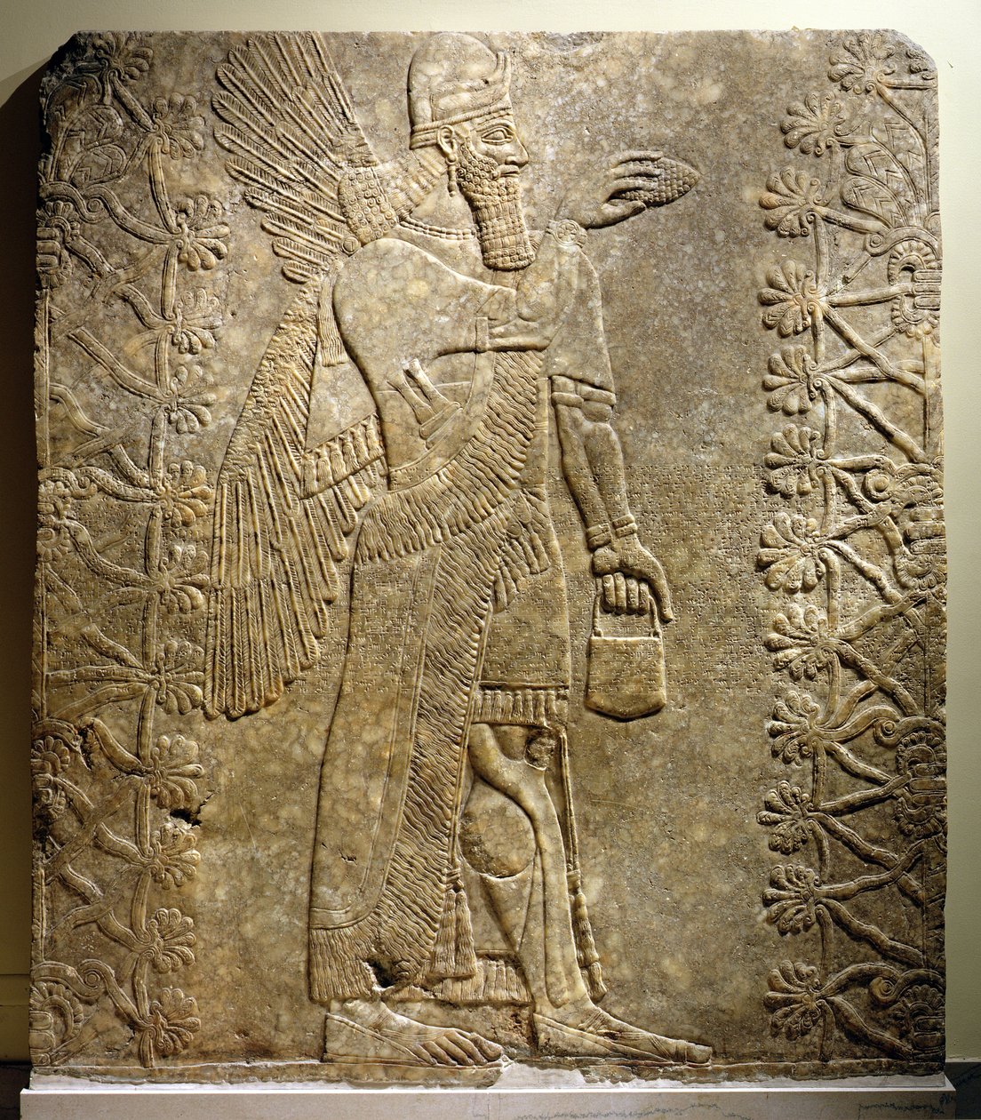 Winged Genie, från Northwest Palace (rum L), Nimrud, Assyrien, c.883-859 f.Kr. (alabaster) av Assyrian