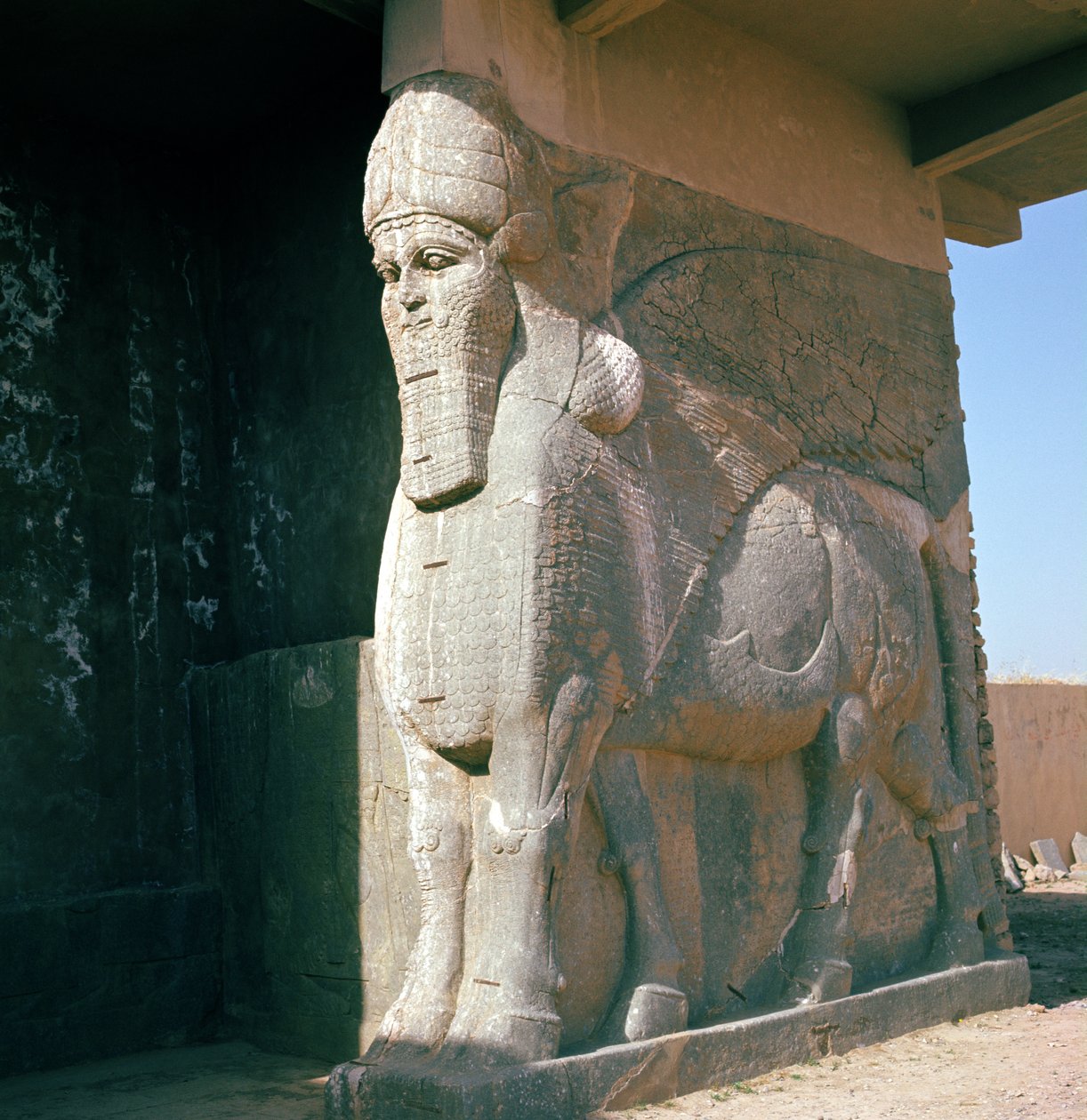 Fahali mwenye mabawa mwenye kichwa cha binadamu, Kipindi cha Neo-Assyria, enzi ya Ashurnasirpal II (alabasta)swed av Assyrian