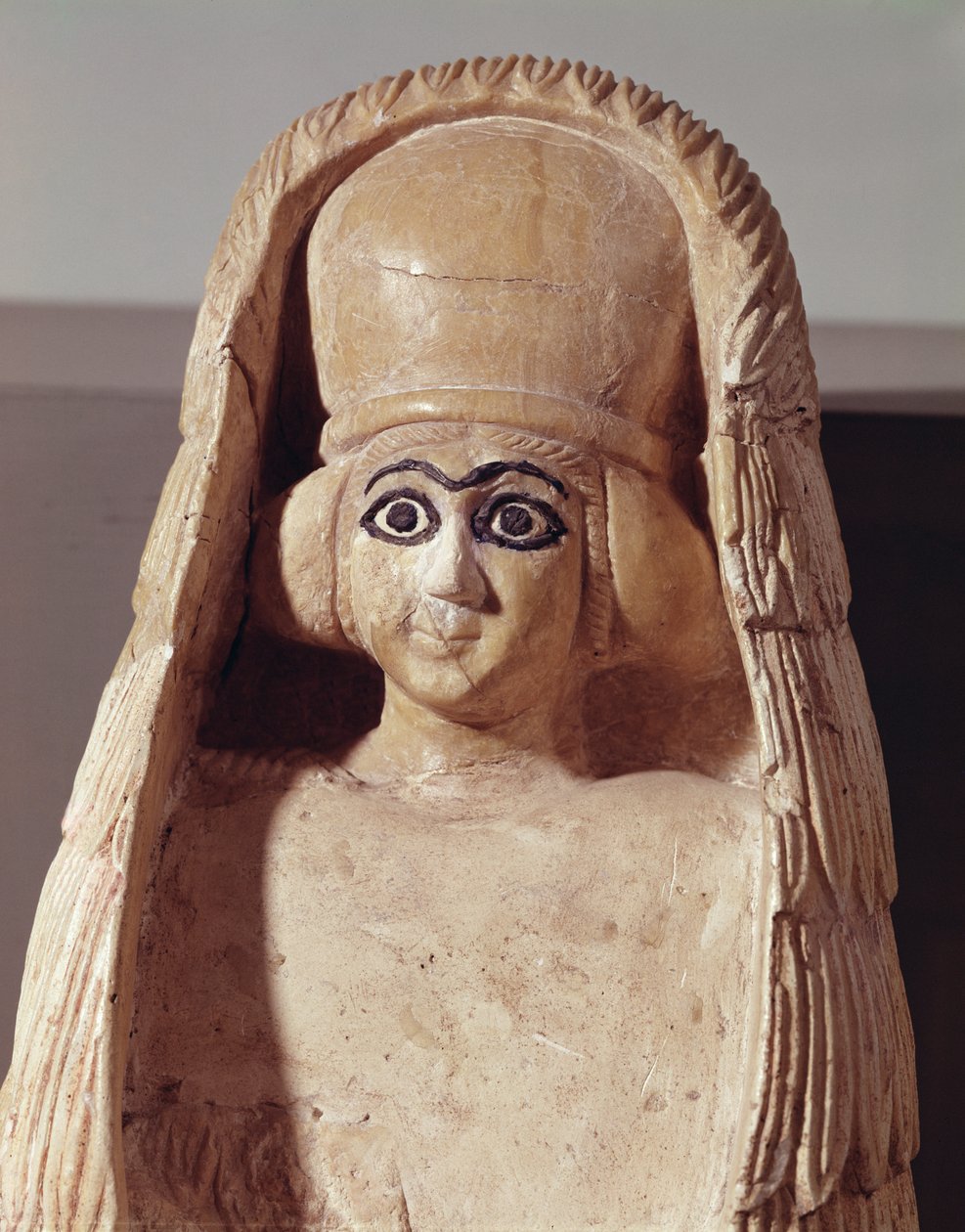 Huvud av en staty av Ishtar, iklädd huvudbonad, från Ushtartemplet i Mari, Syrien, 2800-2300 f.Kr. (alabaster) av Assyrian School