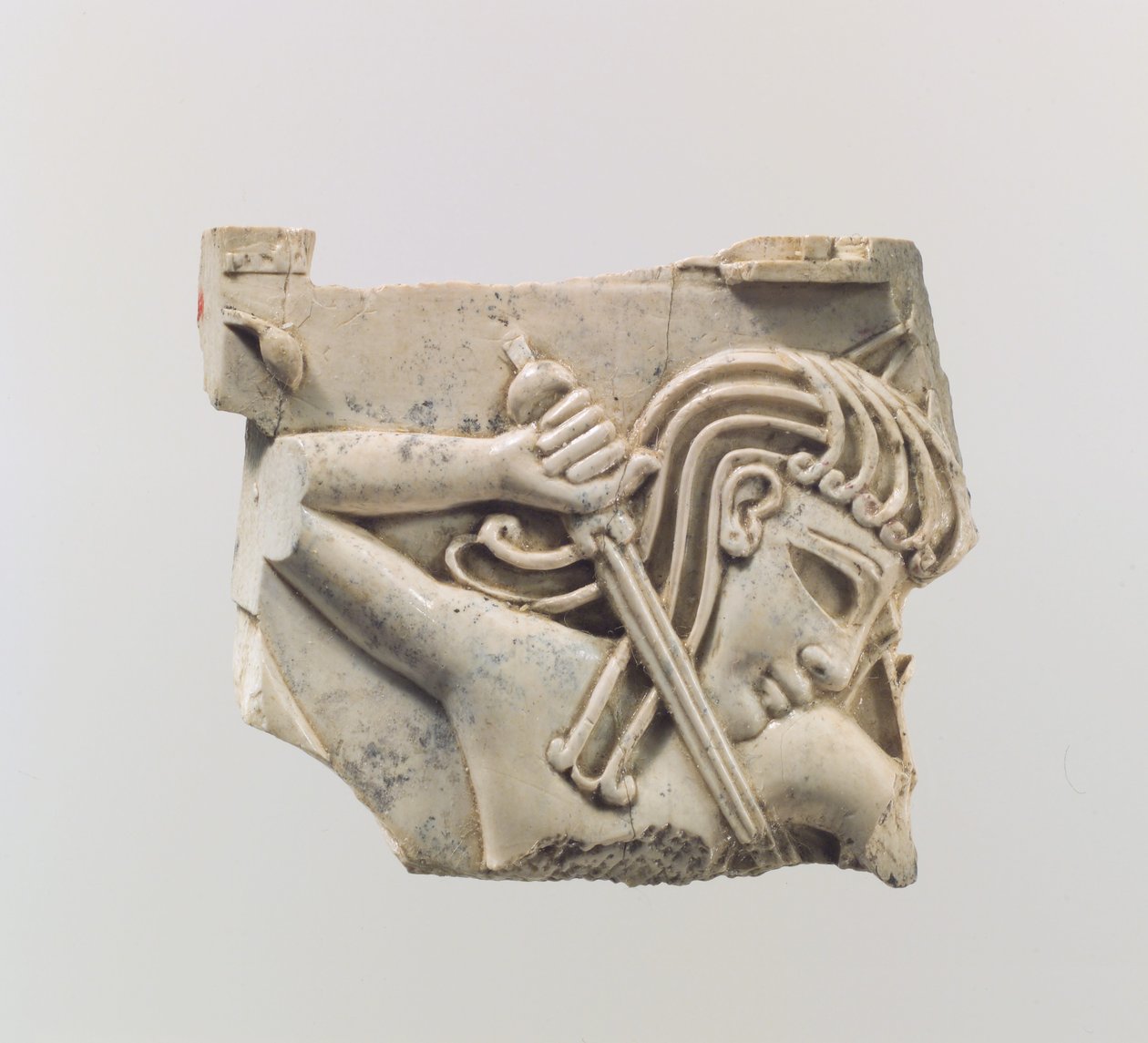 Cloisonné möbelplakett med en figur som håller ett svärd, ca 900-800-talet f.Kr. (elfenben) av Assyrian