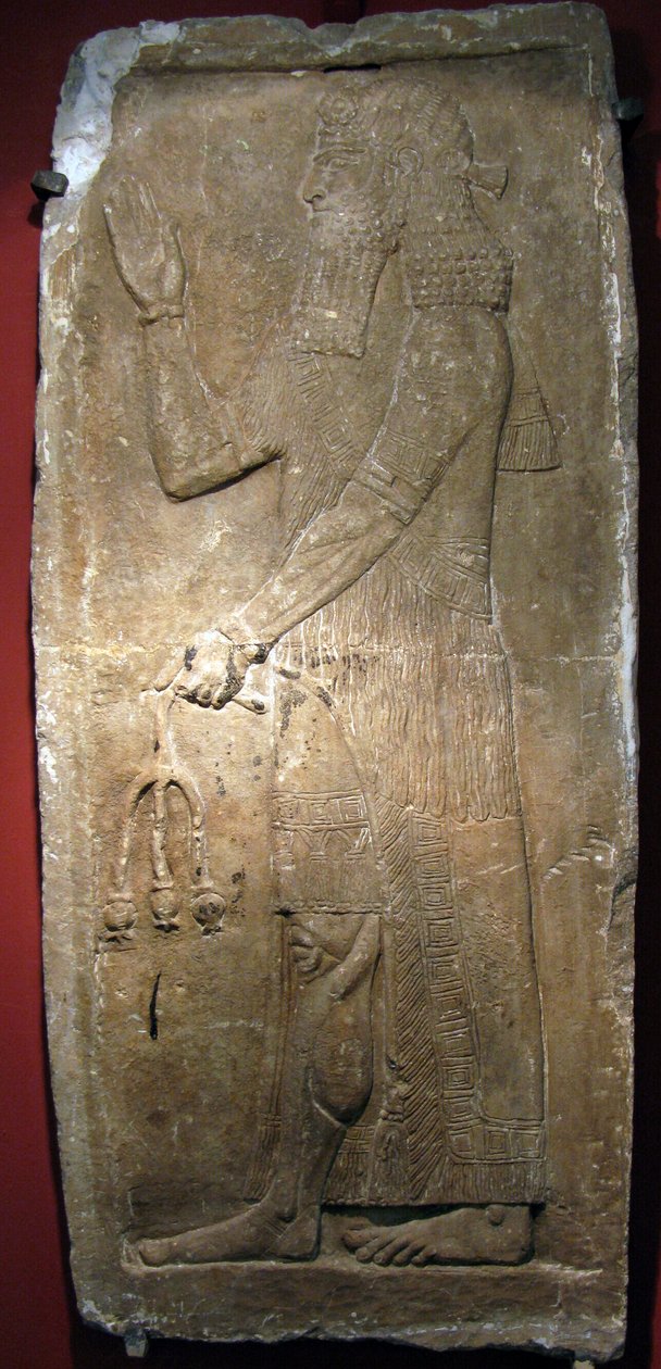 Präst som håller en granatäpplegren. Detalj av en kalkstensbasrelief från fästningen Sargon II (eller Sharroukin, kung av Assyrien från 722 till 705 f.Kr.) vid Dur Sharrukin (nuvarande Khorsabad, Irak). Assyrisk konst, antiken, 800-talet f.Kr av Assyrian