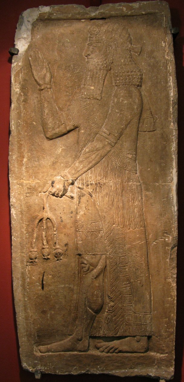 Präst med en gren av granatäppleträd. Detalj av en relief från den assyriske kungen Sargon II:s palats, 722-705 f.Kr. av Assyrian