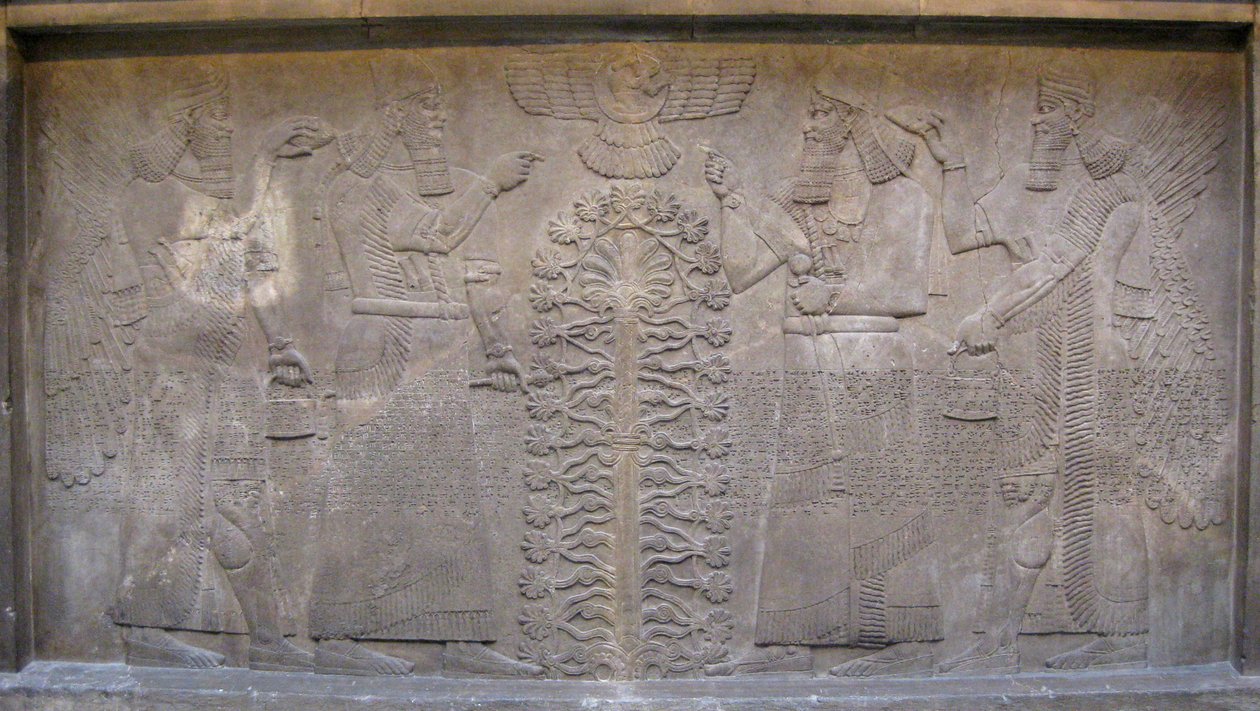 Relief med två figurer av Ashurnasirpal, bevingade mytologiska varelser och guden Ashur, framför Livets Träd, 885-860 f.Kr. av Assyrian