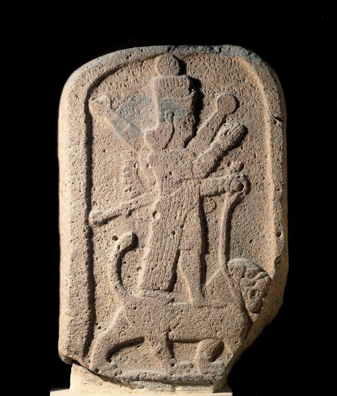 Stele som representerar gudinnan Ishtar av Arbeles som håller ett lejon. Basaltrelief från den nyassyriska perioden (1000-612 f.Kr.) 800-talet f.Kr. Paris, Louvren av Assyrian