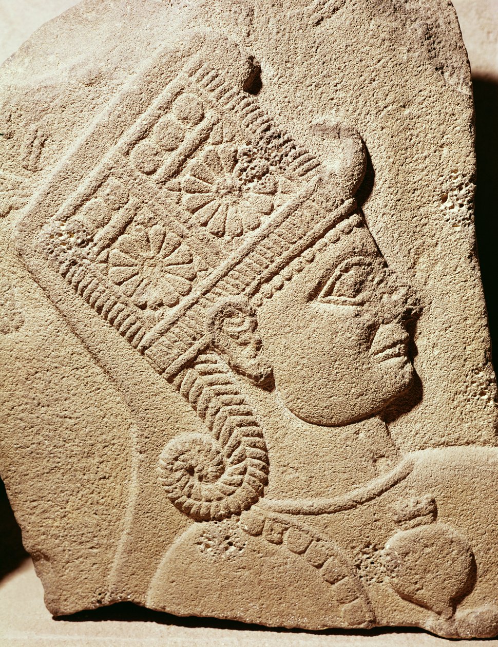 Relief föreställande huvudet på en ung prins, från Carchemish, Turkiet, nyhetitiskt, 10-800-talet f.Kr. av Assyrian School