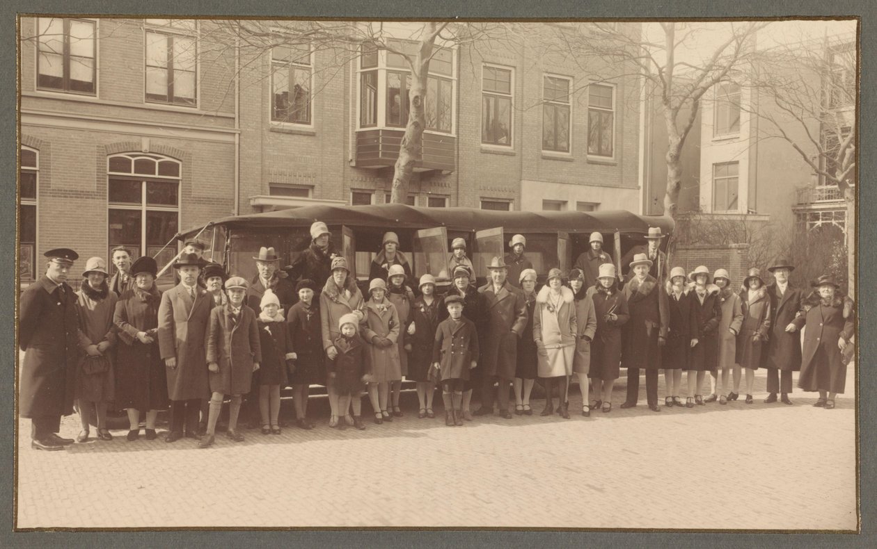 Gruppporträtt av anställda vid paraplyfabriken "Gelria" med regissören Arthur Schnitzler och hans fru i samband med 40-årsjubileet 1928 av Atelier Grijpink