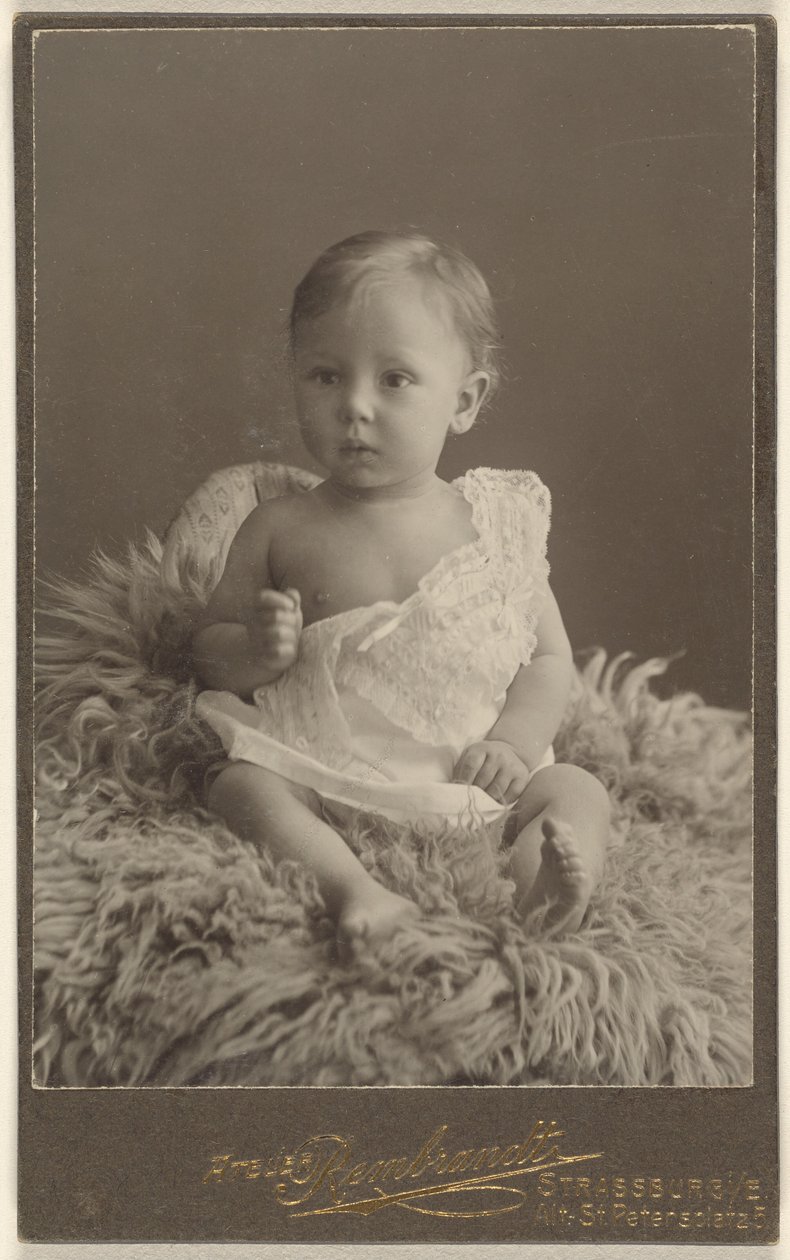 [Oidentifierad baby sittande på en lammskinnsmatta] av Atelier Rembrandt