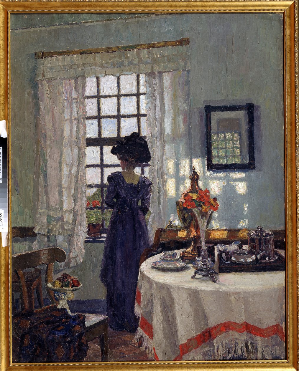 ""Jeune femme à la fenetre"" (Kvinna vid fönstret) En elegant kvinna i Belle Epoque-mode, med en stor hatt som tittar ut genom fönstret. Målning av August von Brandis (1862-1947) Regionala konstmuseet från början av 1900-talet, Simferopol av August von Brandis