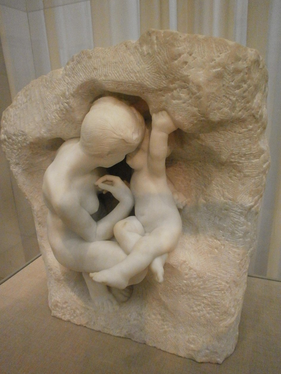 Ung mamma i grottan av Auguste Rodin