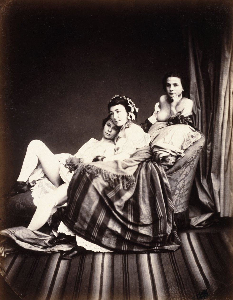 Tre nakna kvinnor på en schäslong, ca 1850 av Auguste Belloc