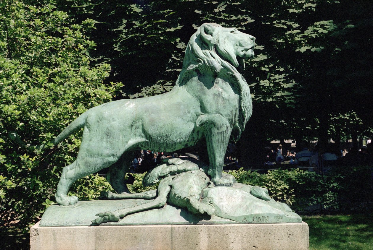 Nubiskt lejon och hans byte, 1870 (brons) (se även 252666 och 252667) av Auguste Cain