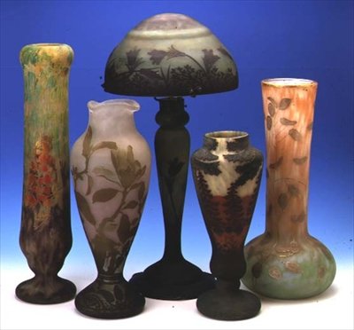 Urval av syraetsade, overlay- och cameovaser och en lampa (glas) av Auguste Daum