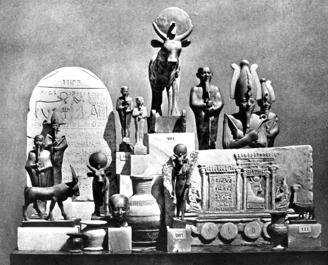 Artefakter, Memphis Saqqara, Egypten, 1893 av Auguste Edouard Mariette