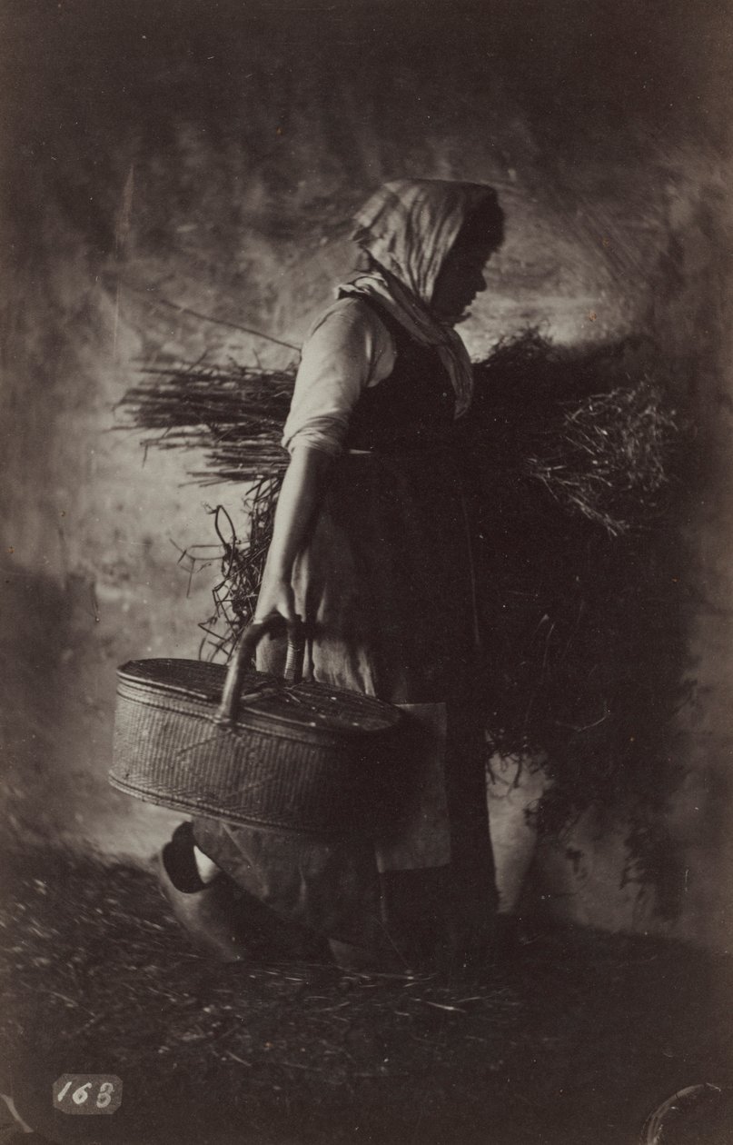 Kvinnlig bonde som bär en korg och hö, ca. 1870. av Auguste Giraudon