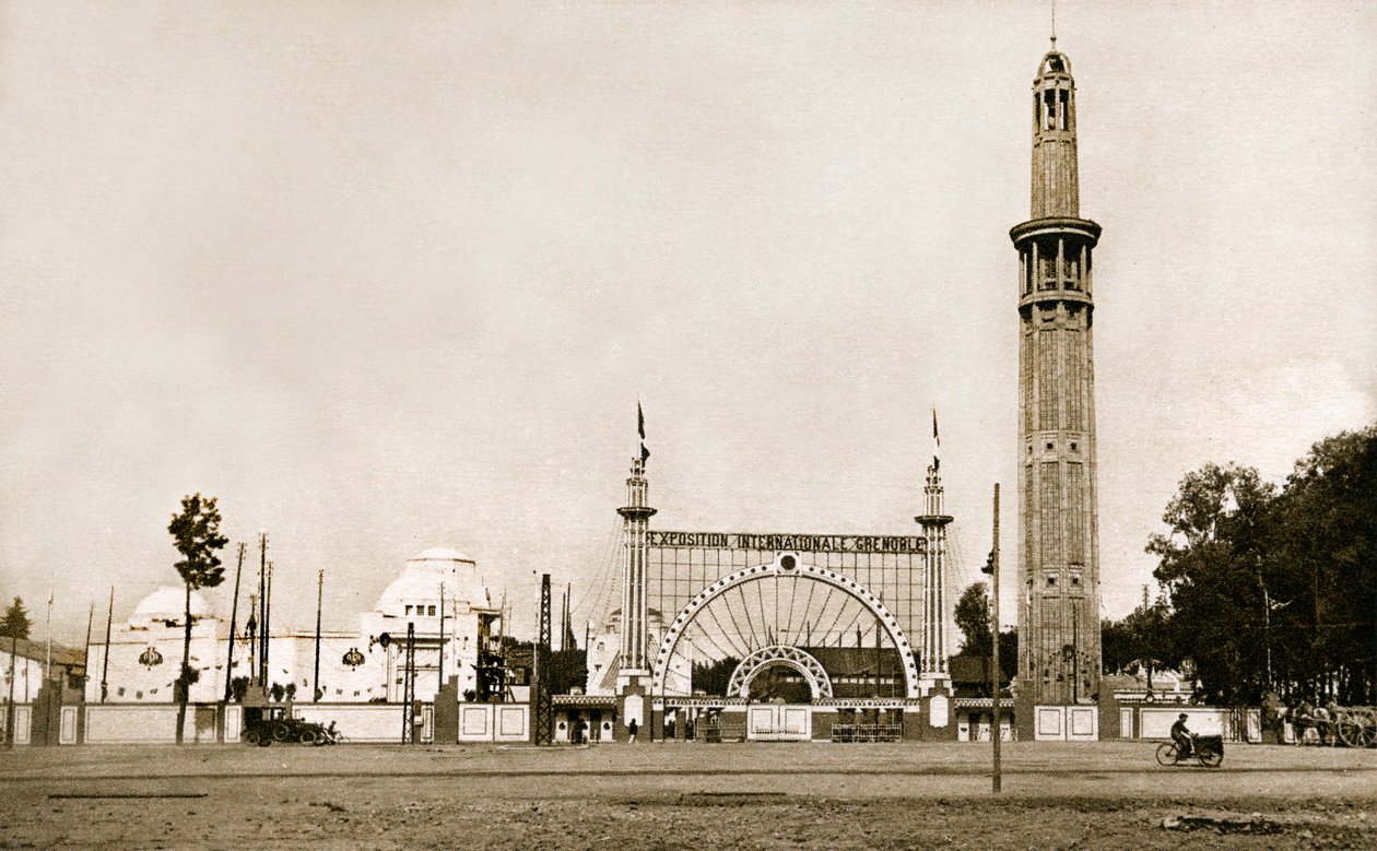 Grenoble (Isere, Dauphine): Internationella utställningen om stenkol och turism 1925 - den monumentala entrén och orienteringstornet (Perret-tornet) - byggt av bröderna Auguste (1874-1954) och Gustave (1876-1952) Perret, 95 meter högt och nästan 8 meter lå av Auguste & Gustave (1876 1952) Perret
