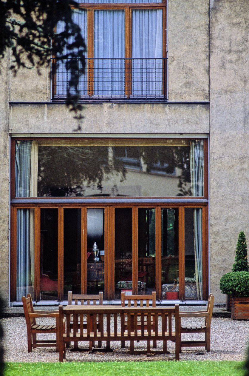 Huset Cassandre i Versailles (Les Yvelines). Uppfört 1924-1925, arkitekterna Auguste (1874-1954) och Gustave (1876-1952) Perret. Byggt för affischdesignern Jean Marie Mouron, känt som Cassandre, av vapenbetong och med ett stort verk av Auguste & Gustave (1876 1952) Perret