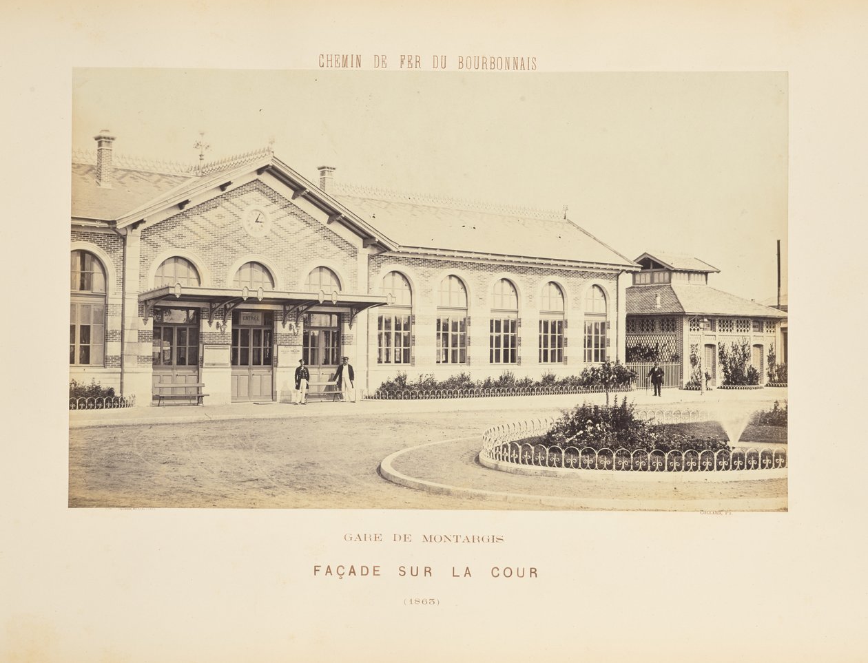 Montargis station, fasad med utsikt över innergården av Auguste Hippolyte Collard