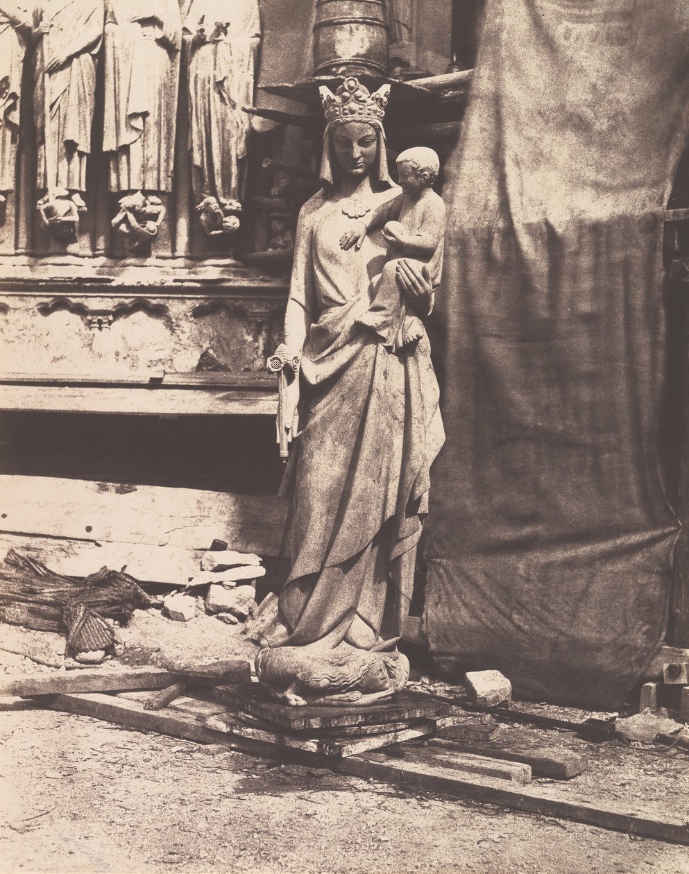 [Skulptur av Jungfru och barn, Notre Dame, Paris], 1853-1854. av Auguste Mestral