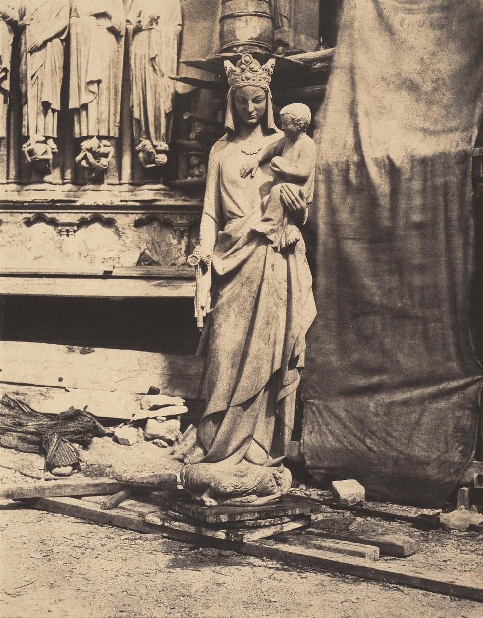 Madonna med barn, skulpterad av Geoffroy-Dechaume, Notre-Dame-katedralen, Paris, ca 1854 (foto) av Auguste Mestral