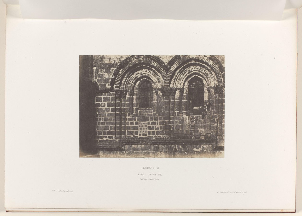 Detalj av fasaden av Heliga gravens kyrka, Jerusalem Jerusalem. Sankt graven. Partie supérieure de la fasad (titel på objekt) av Auguste Salzmann