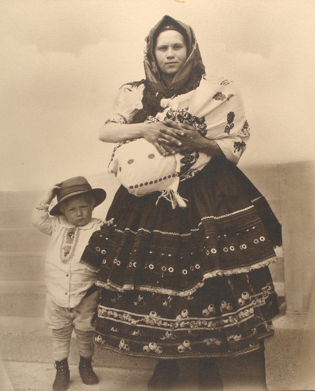 Slovakisk kvinna och barn, ca 1910 av Augustus F. Sherman