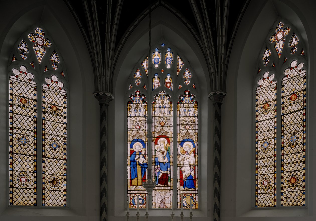 Apsidfönster med St. Johannes Döparen, Jungfru & Barn och St. Johannes evangelisten, 1841-42 (målat glas) av Augustus Welby Northmore Pugin