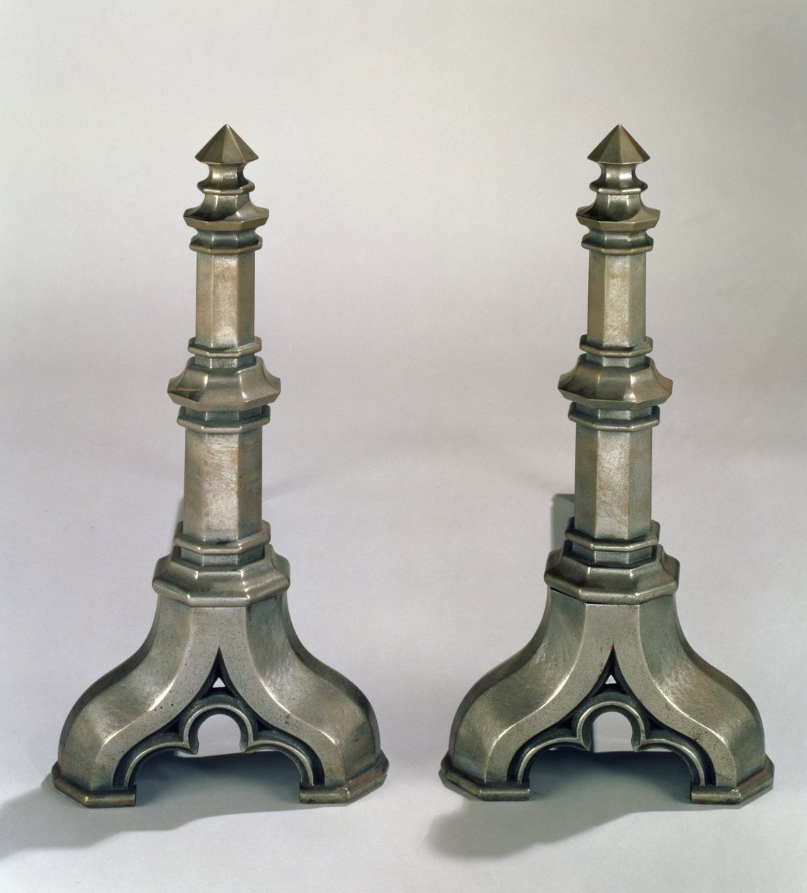 Par andirons i gotisk stil, ca 1836 (gjutstål) av Augustus Welby Northmore Pugin